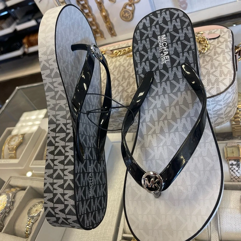 Michael Kors BEDFORD FLIP FLOP
PVC/OMBRE MK SIG
49R6BDFA1Q
Black 
NWT
Platforms - Picture 12 of 16